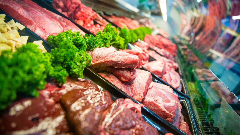 Magazin 3 fresh meat cuts displayed in a retail setting 2026 04 14 00 21 16 utc